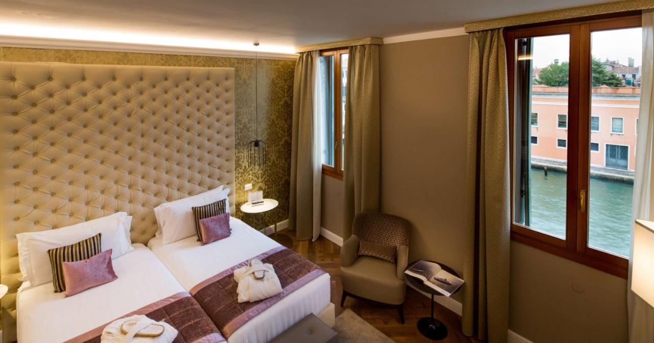 Superior Zimmer mit Queensize-Bett und Aussicht auf den Kanal