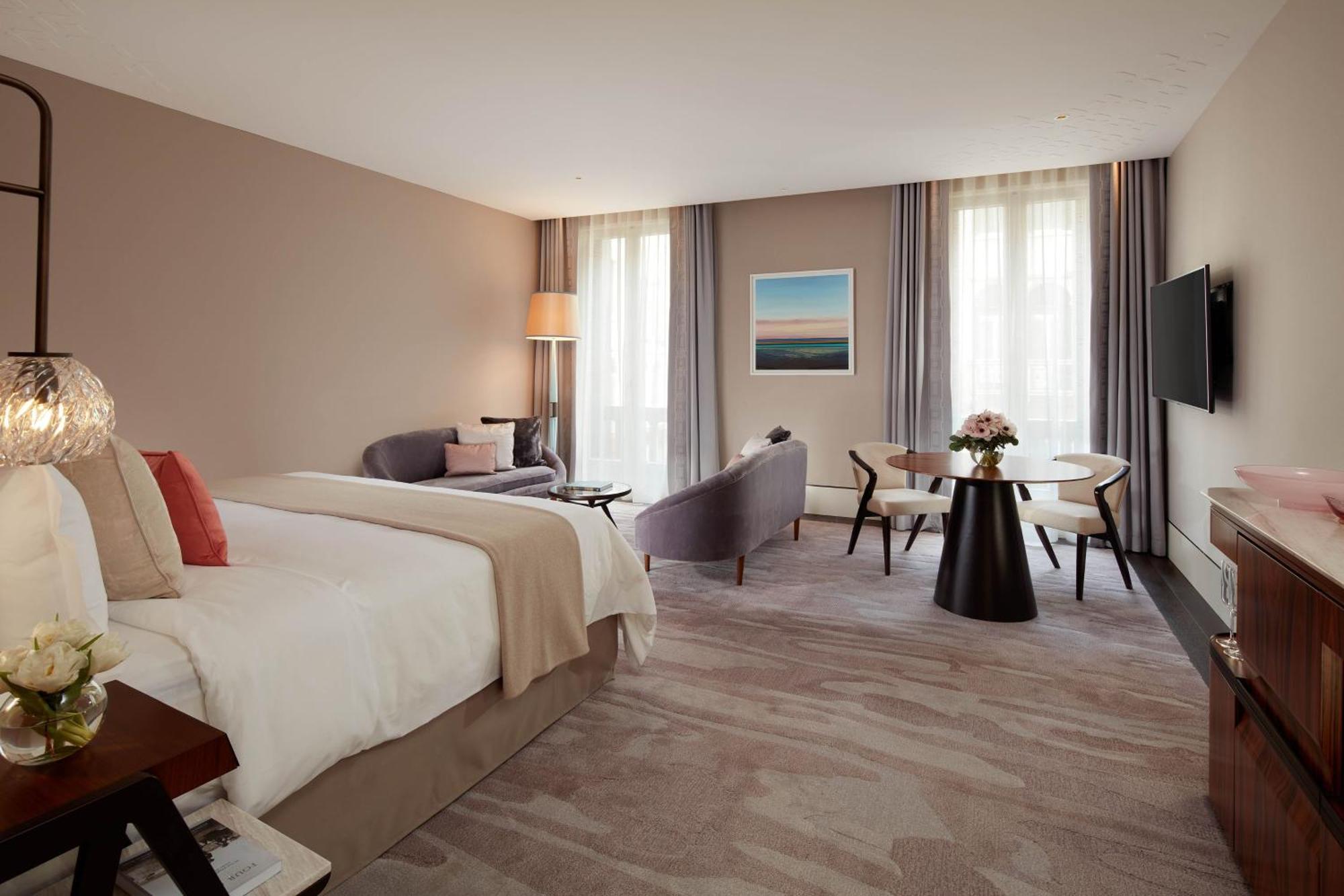 Junior Suite Astor mit Kingsize-Bett und Stadtblick